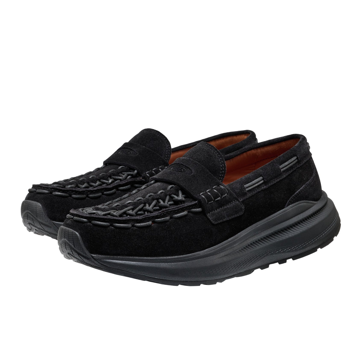 KEEN Uneek Loafer in Schwarz, Paar schräg von vorne
