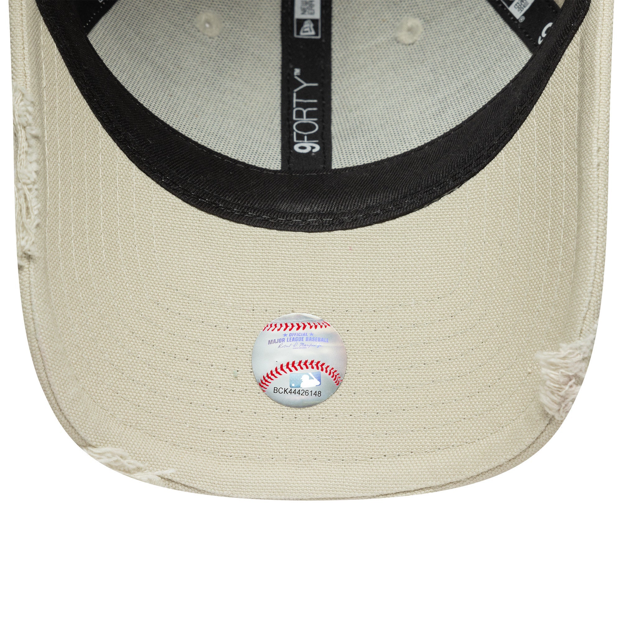 New Era NY Yankees Distressed 9FORTY Cap Beige Wmns - CNEWE7005 - Coziness