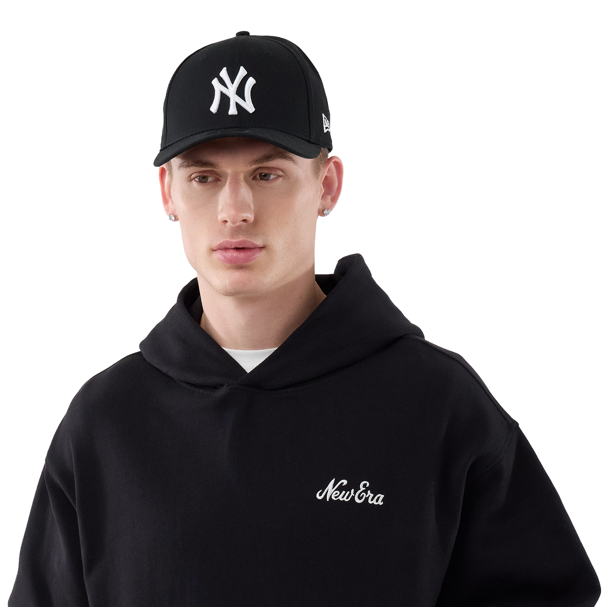 New Era Hoodie in Schwarz, Model von vorne mit Cap