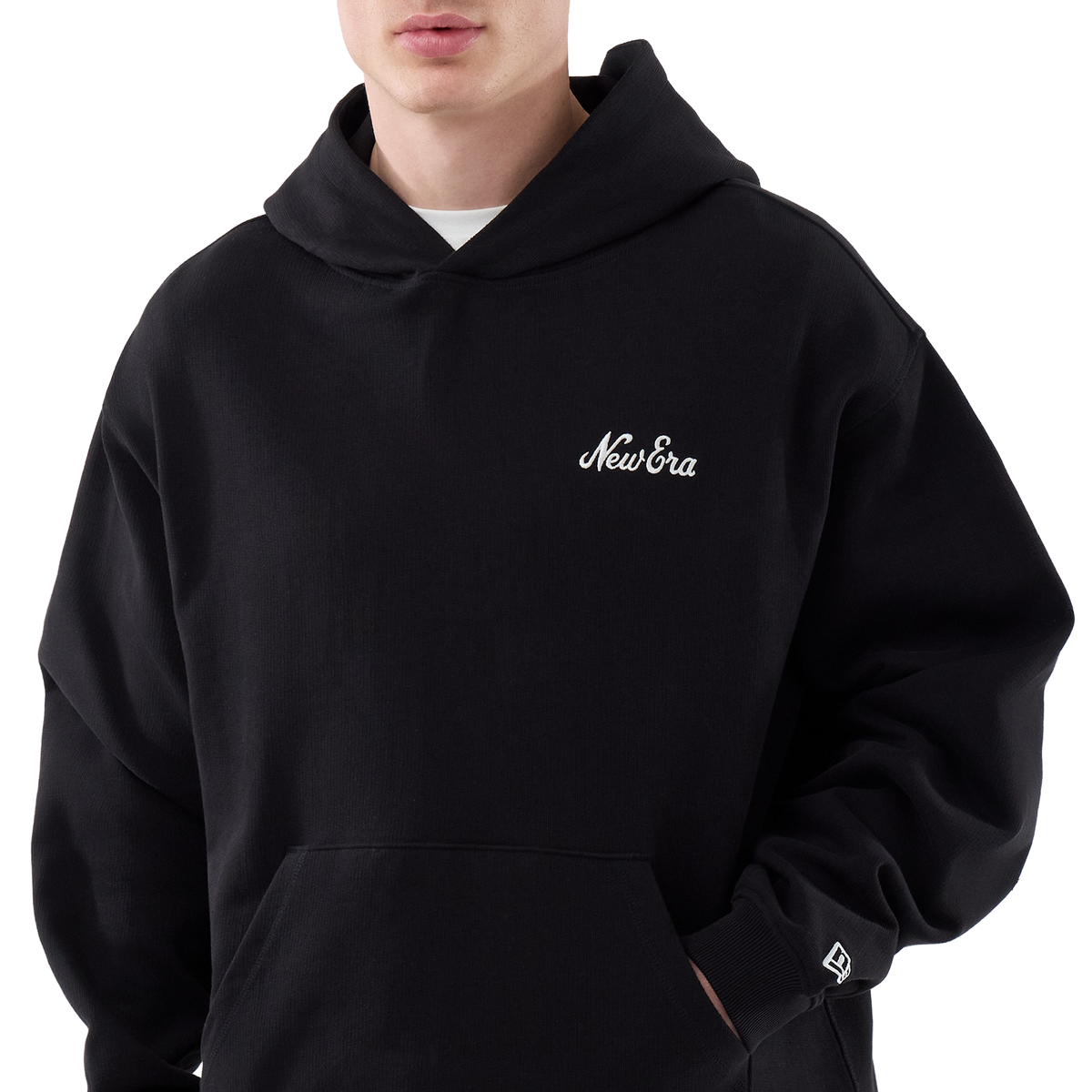 New Era Hoodie in Schwarz, Oberkörper des Models von vorne mit Logo auf der Brust