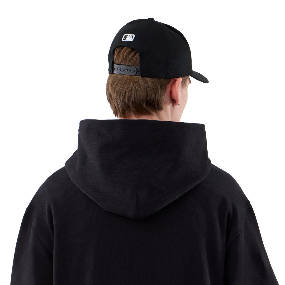 New Era Hoodie in Schwarz, Model von hinten mit heruntergelassener Kapuze