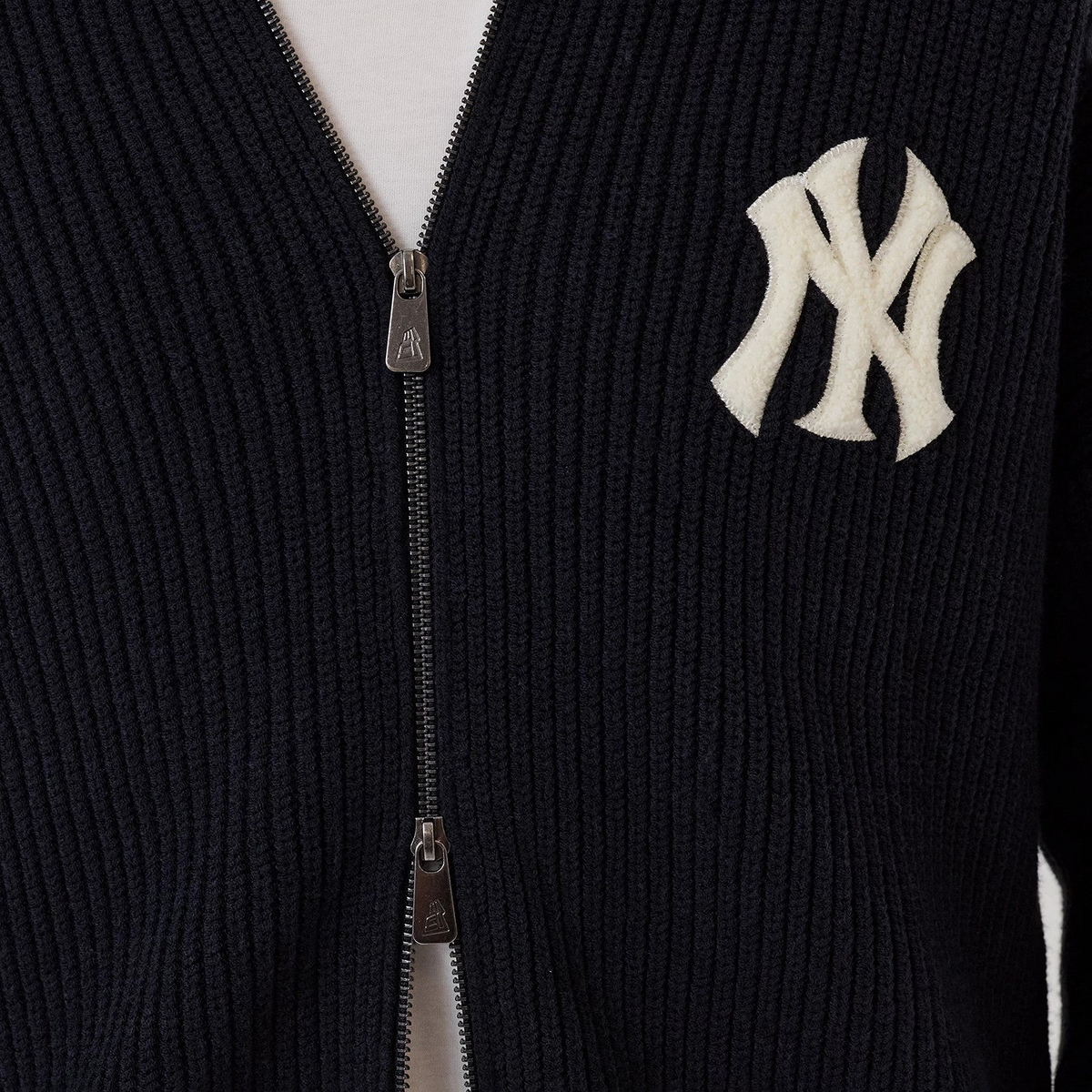 New Era NY Yankees Strickjacke in Navy, Nahaufnahme NY Logo auf der Brust