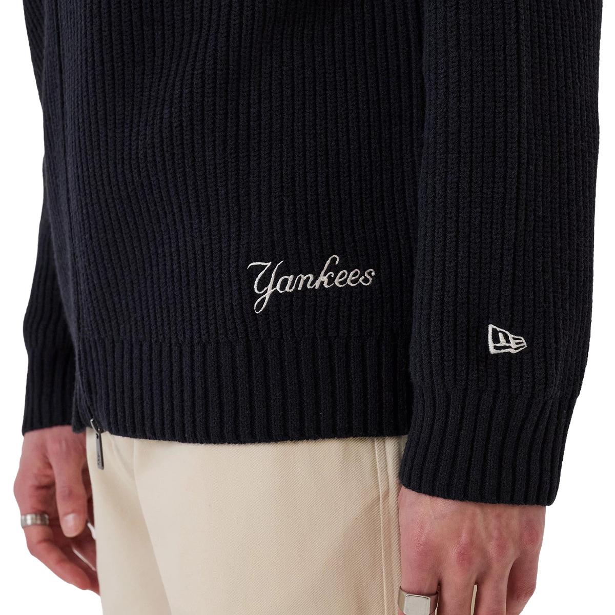 New Era NY Yankees Strickjacke in Navy, Detail der Yankees Stickerei an der Seite