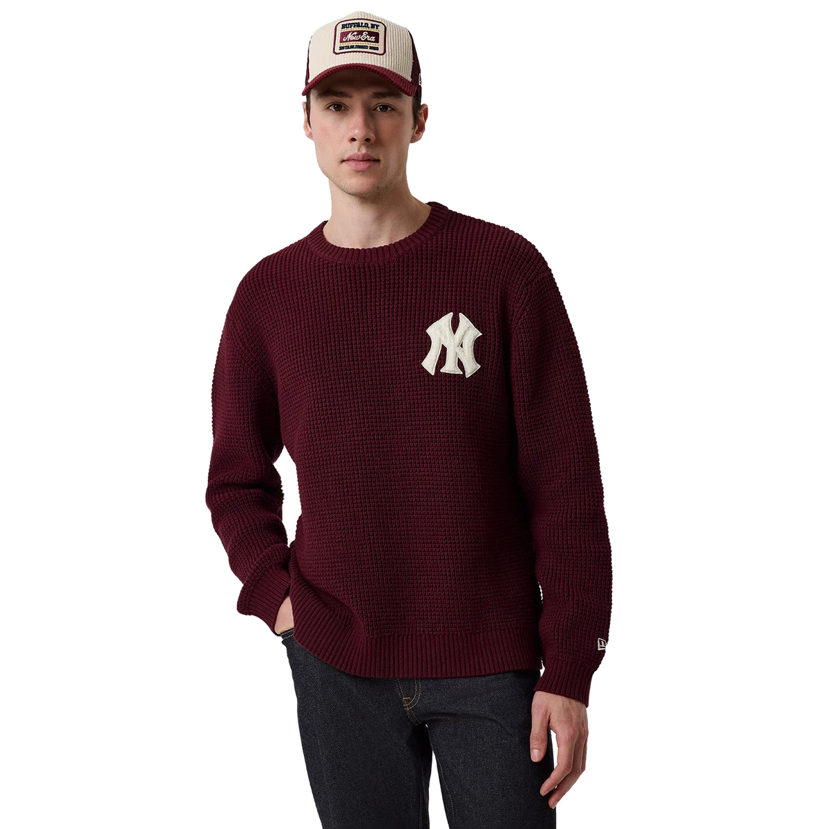 New Era MLB Waffle Knit Crew in Bordeaux, Model von vorne