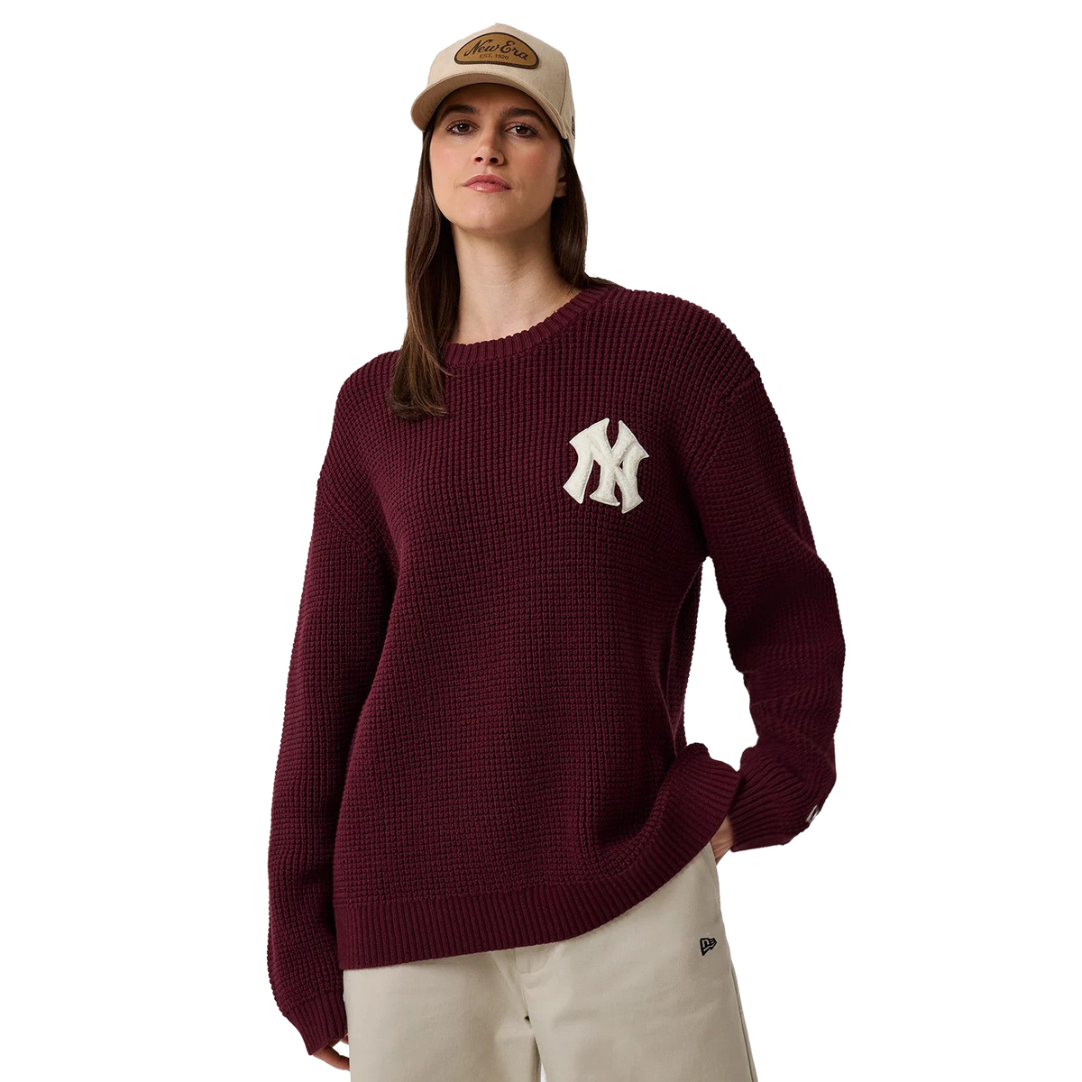 New Era MLB Waffle Knit Crew in Bordeaux, Model von vorne