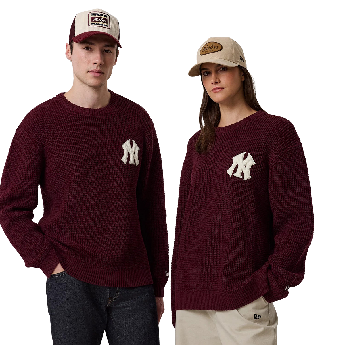 New Era MLB Waffle Knit Crew in Bordeaux, zwei Models im Studio