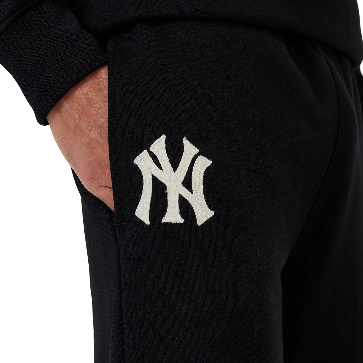 New Era MLB Jogger in Schwarz, Detail des NY Yankees Logos am Oberschenkel