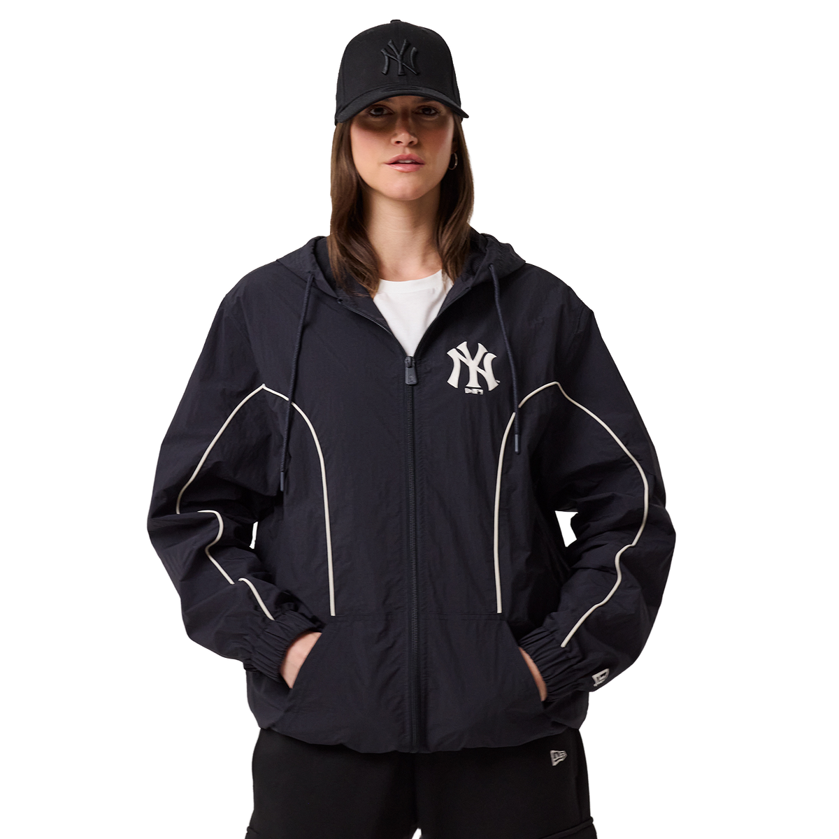 New Era NY Yankees Track Jacke in Navy, weibliches Model von vorne