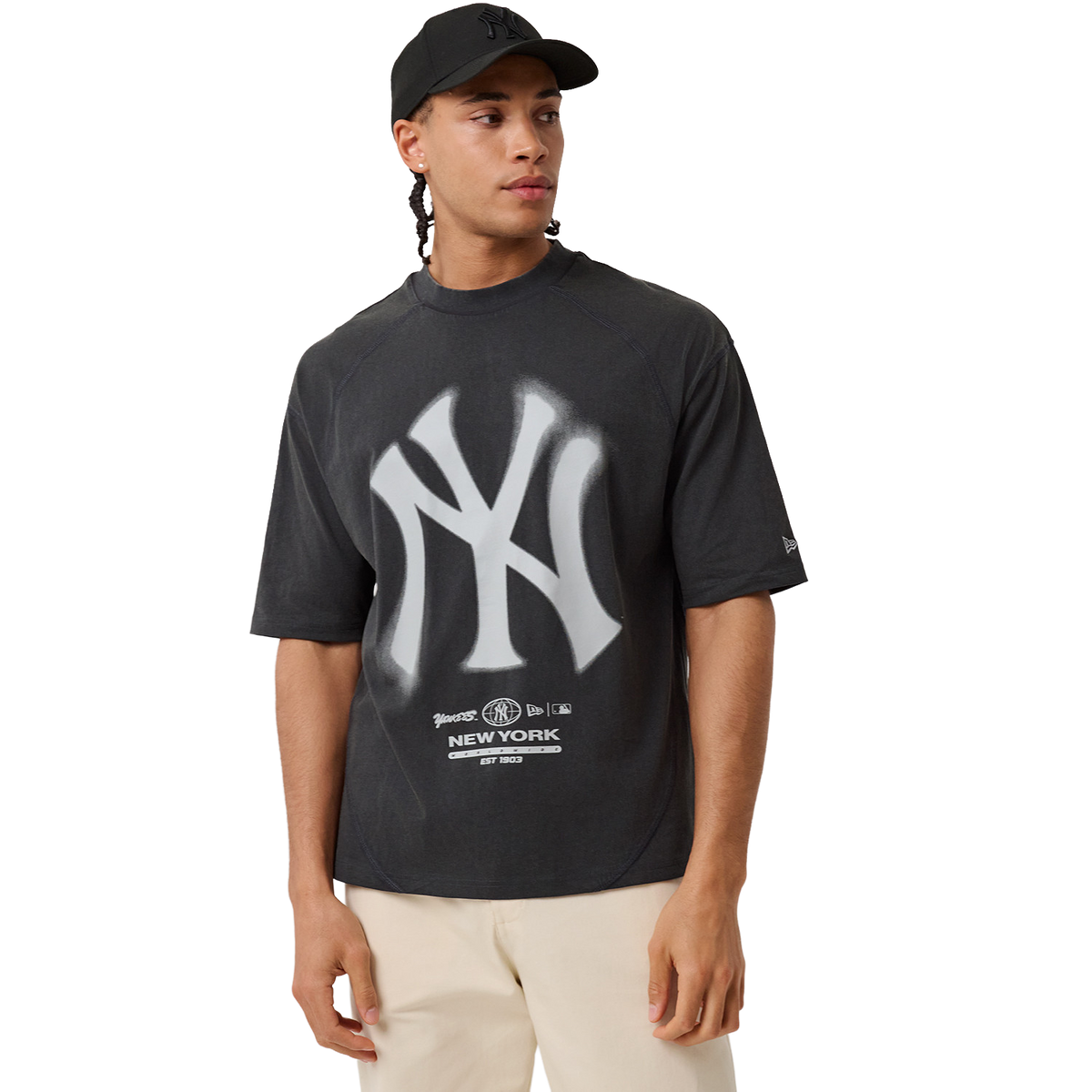 New Era NY Yankees T-Shirt in Anthrazit, Model von vorne