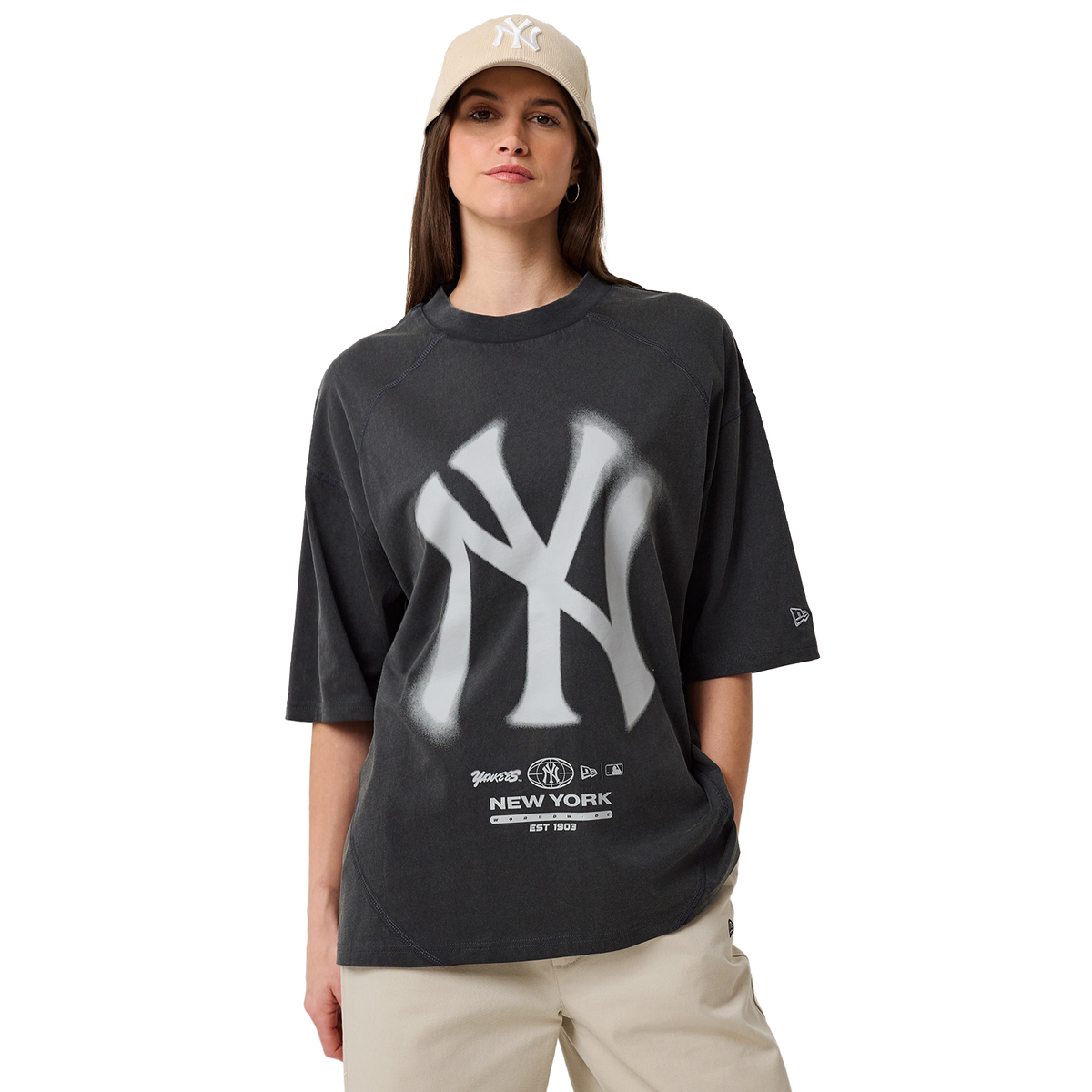 New Era NY Yankees T-Shirt in Anthrazit, Model von vorne