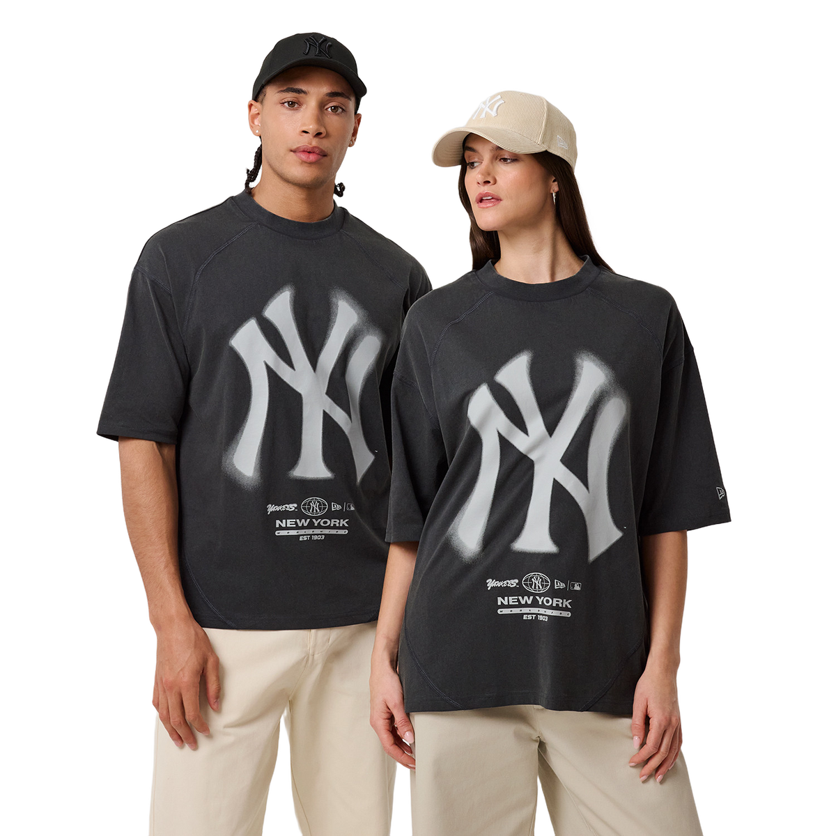 New Era NY Yankees T-Shirt in Anthrazit, zwei Models von vorne
