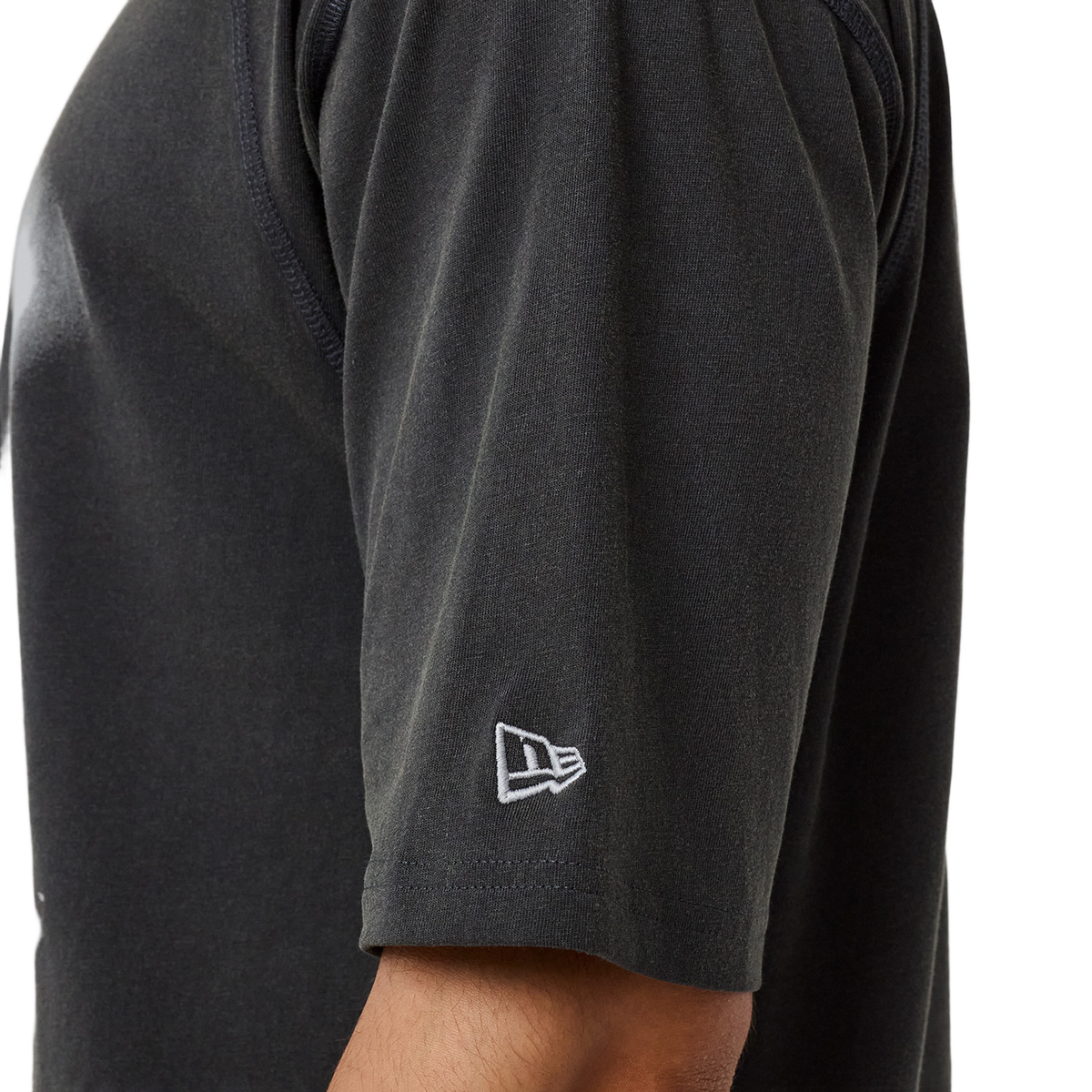 New Era NY Yankees T-Shirt in Anthrazit, Detail von Ärmel und Saum mit Logo
