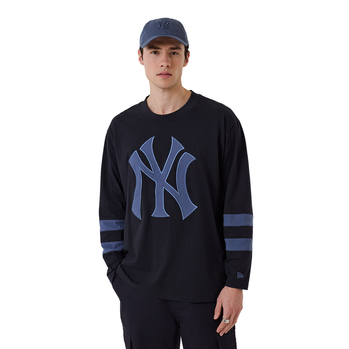 New Era NY Yankees Longsleeve in Navy, Model in voller Figur von vorne