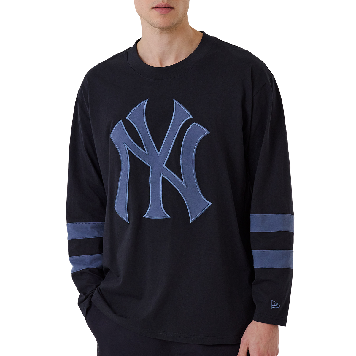 New Era NY Yankees Longsleeve in Navy, Oberkörper des Models von vorne mit Logo