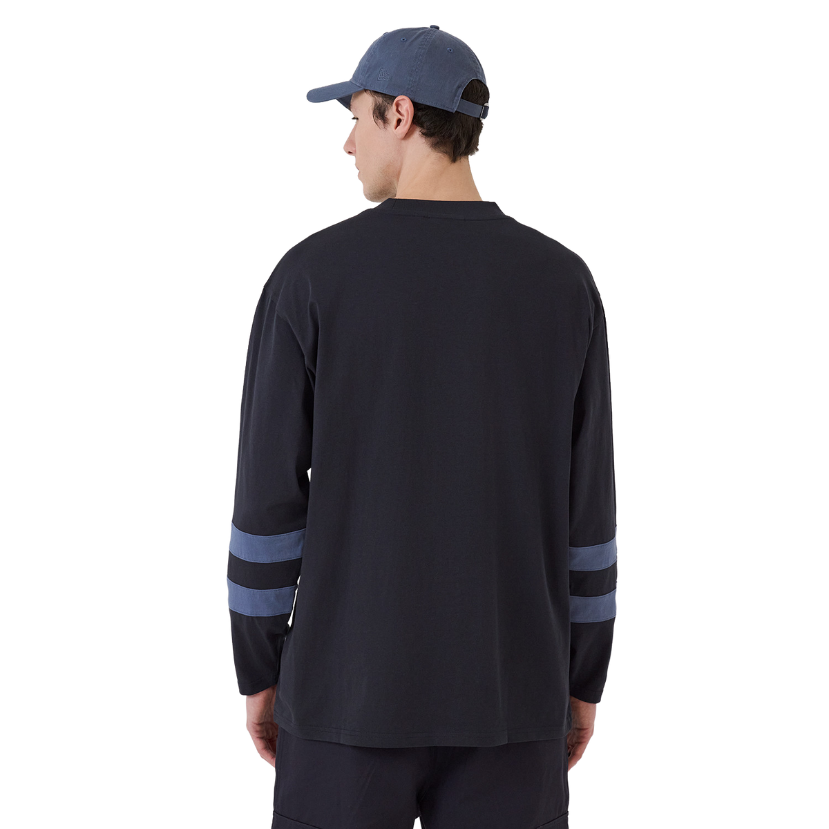 New Era NY Yankees Longsleeve in Navy, Model von hinten mit gestreiften Ärmeln