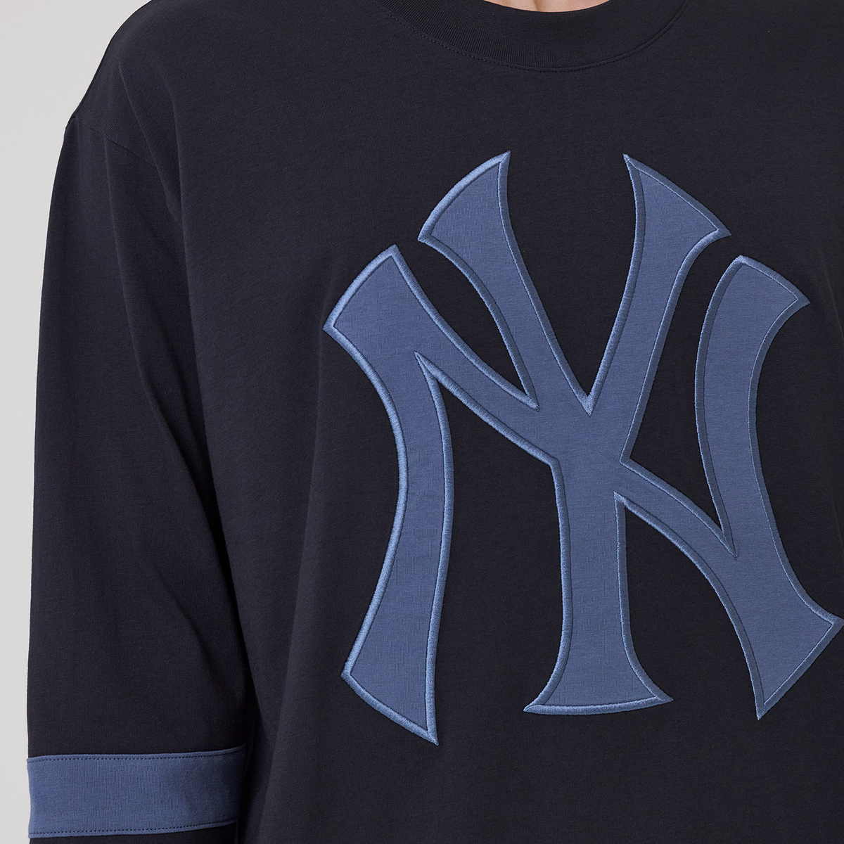 Nahaufnahme des großen NY Yankees Logos auf der Brust in Blau