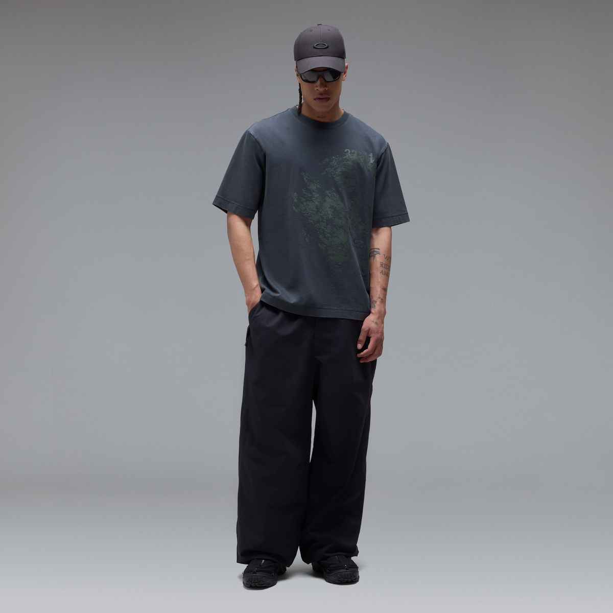 Oakley Origin Map Tee in Anthrazit, Model in Ganzkörperansicht von vorne