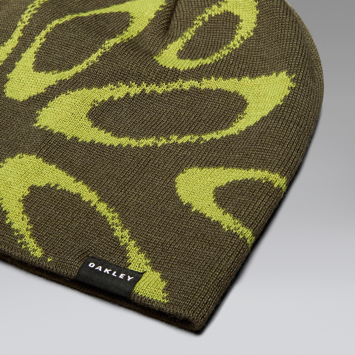 Oakley Ellipse Graphic Beanie in Oliv mit Limette, Nahaufnahme des Webetiketts