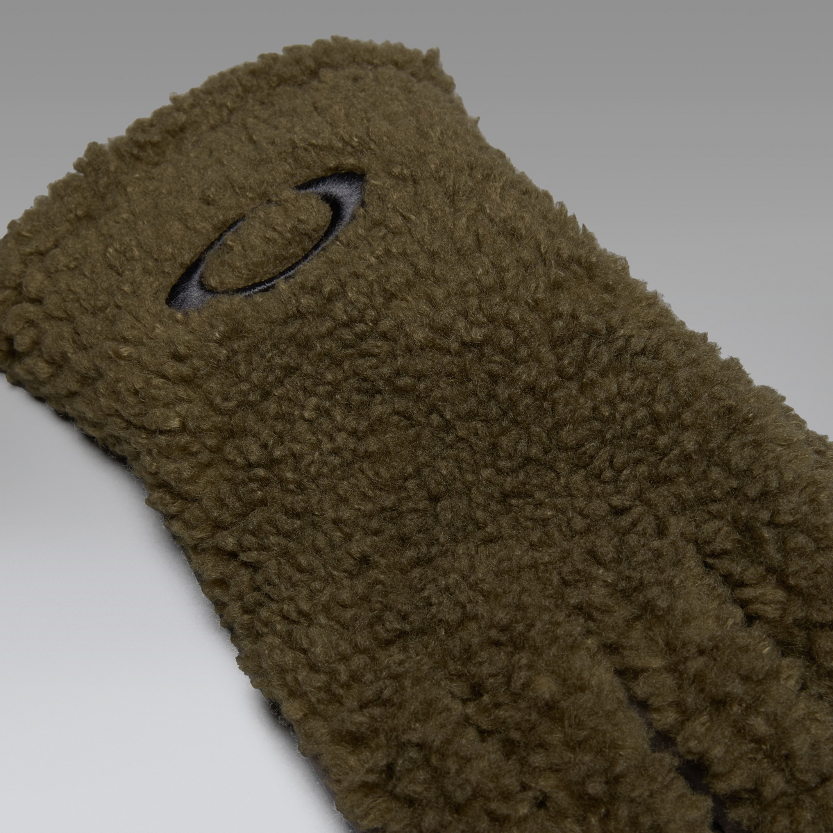 Oakley Mountain Fire Glove in Deep Olive, Nahaufnahme des Oakley Logos auf dem Fleece