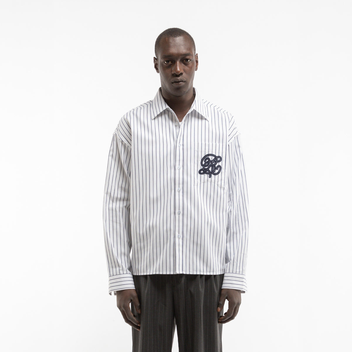 Reternity gestreiftes Hemd in Weiß Navy, Model von vorne