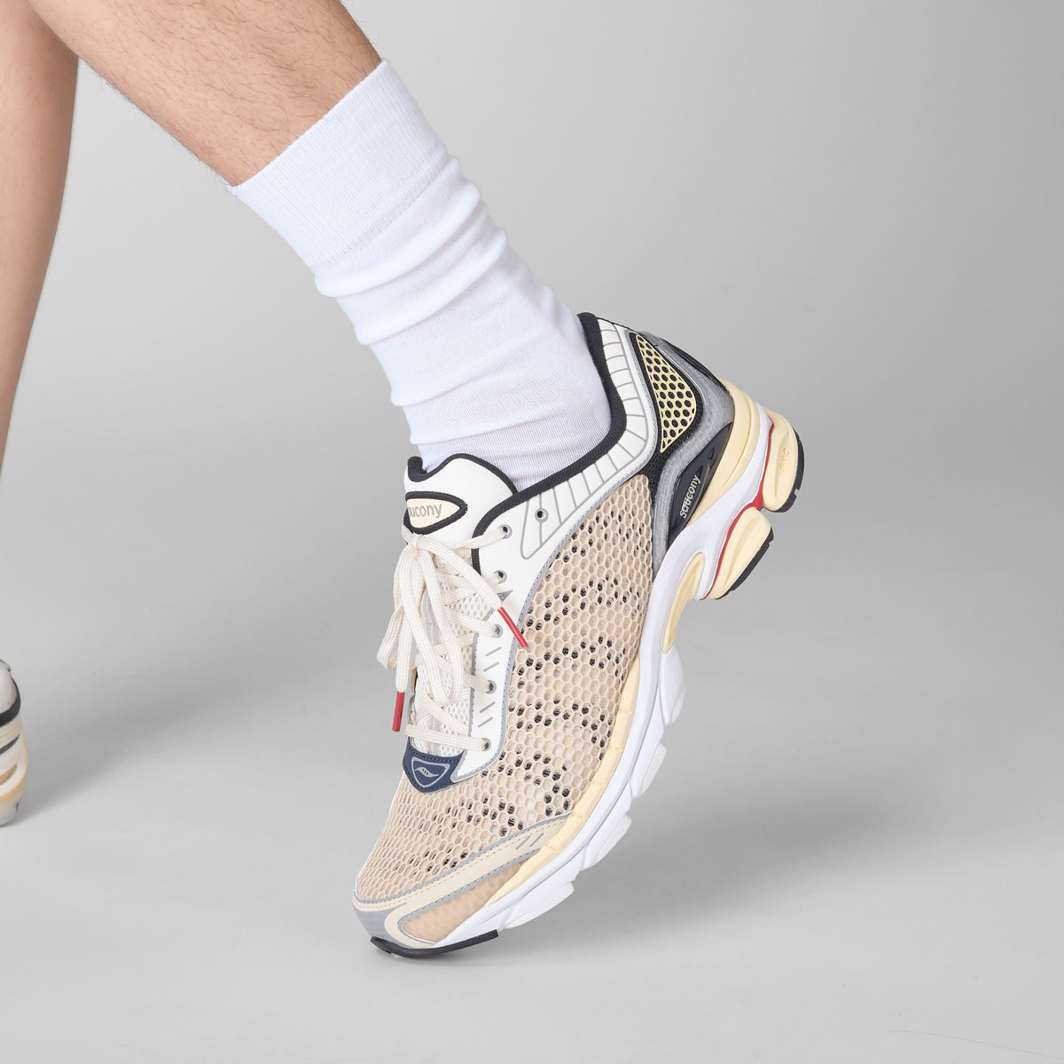 Saucony ProGrid Paramount in Creme Beige am Fuß getragen