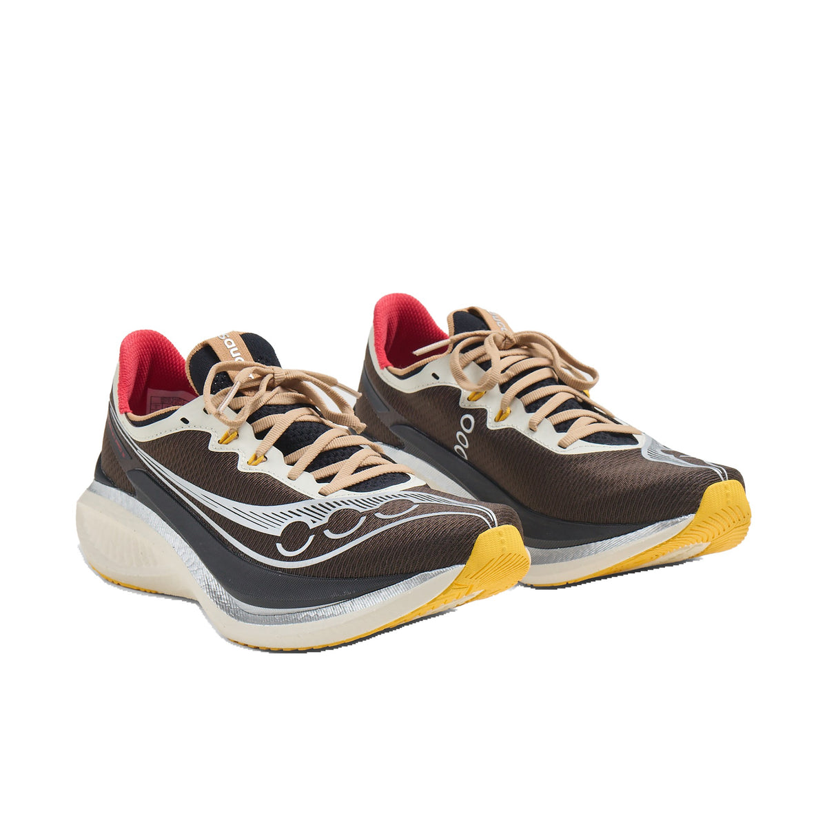 Saucony Endorphin Pro 5 Coffee Cream als Paar schräg von vorne
