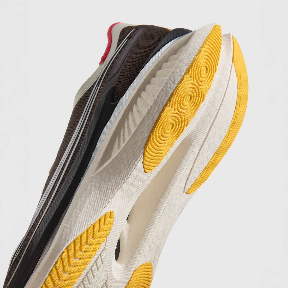 Nahaufnahme der Laufsohle des Saucony Endorphin Pro 5 Coffee Cream