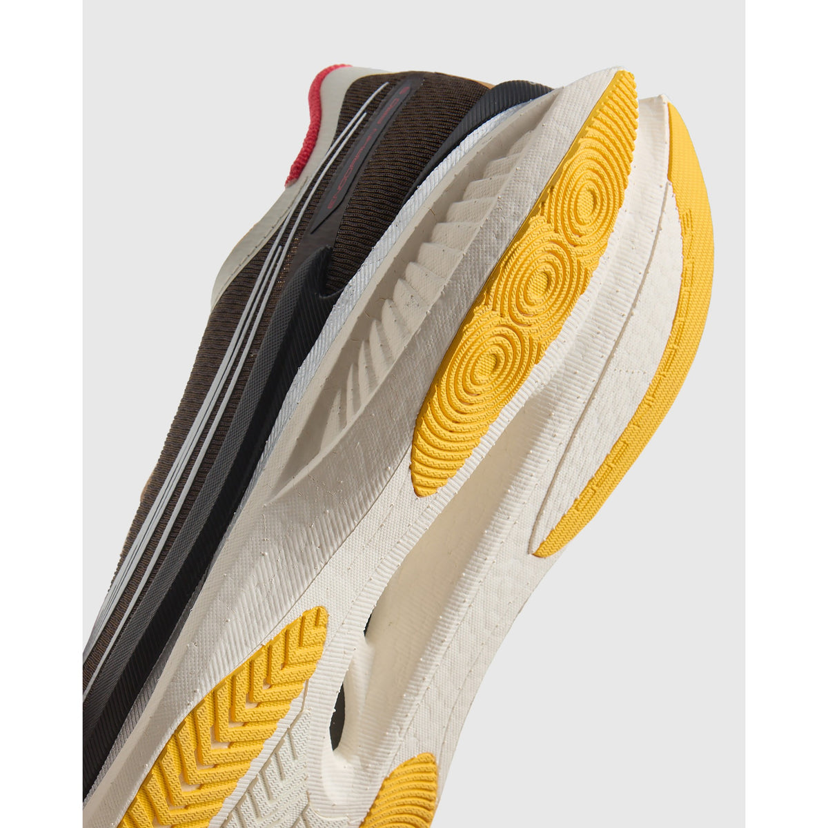 Nahaufnahme der Laufsohle des Saucony Endorphin Pro 5 Coffee Cream