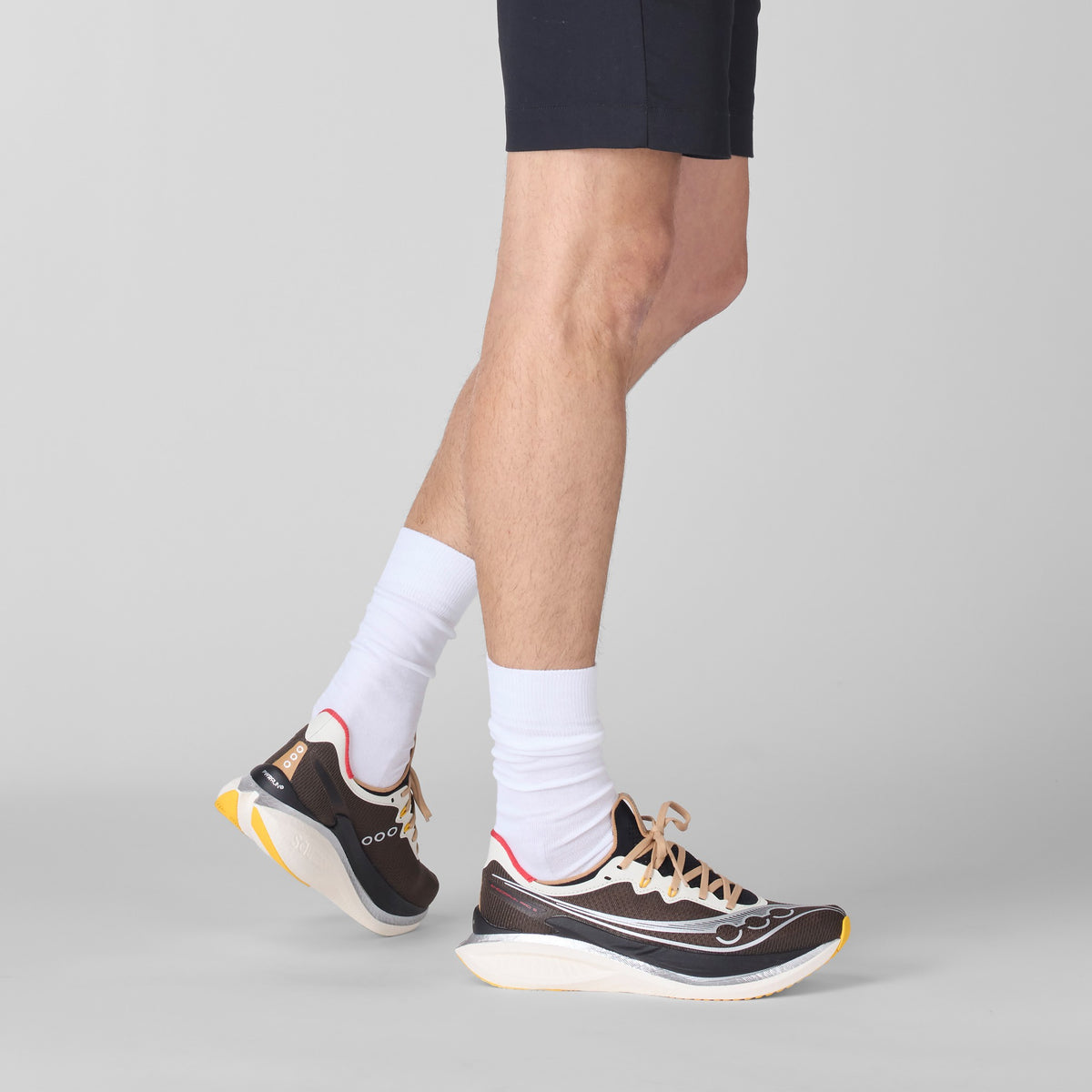 Saucony Endorphin Pro 5 Coffee Cream am Fuß, Seitenansicht