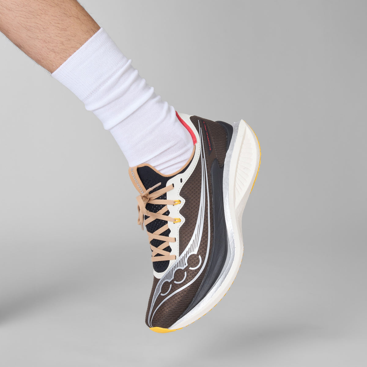 Saucony Endorphin Pro 5 Coffee Cream am Fuß im Stand