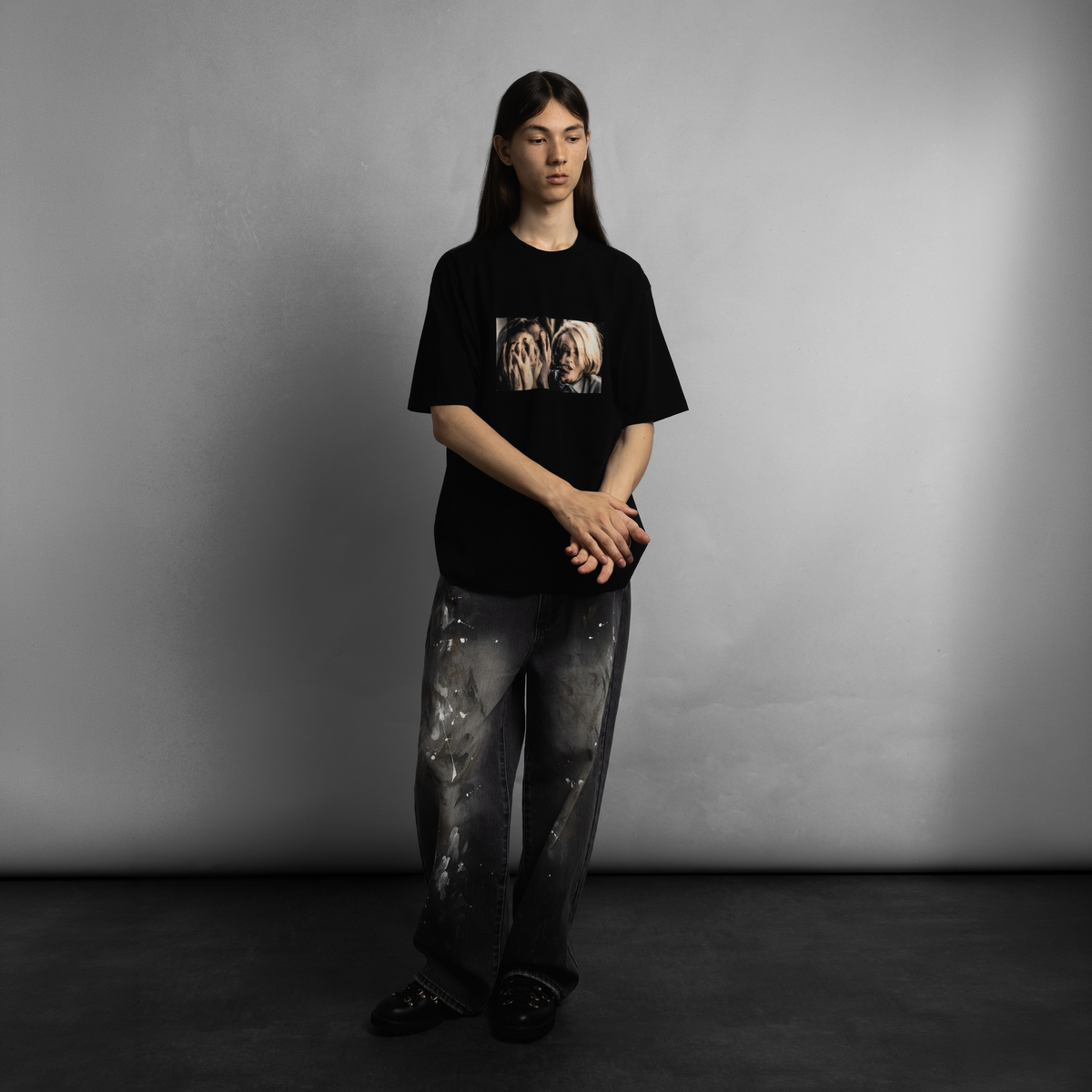 SCRT Diane T-Shirt in Schwarz, Model leicht gedreht vor grauem Studiohintergrund