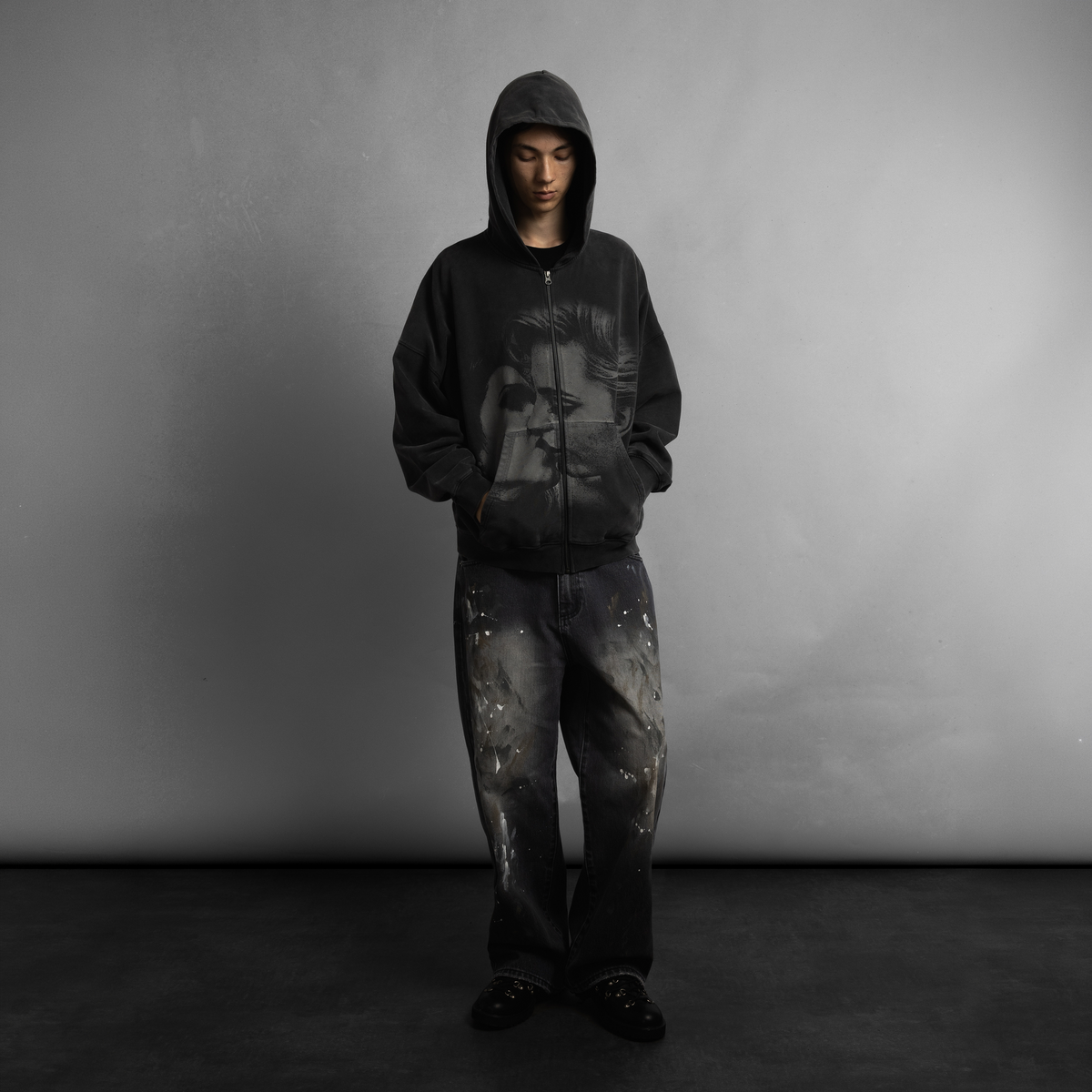 SCRT Envy Zip Hoodie in Schwarz, Model von vorne mit aufgesetzter Kapuze