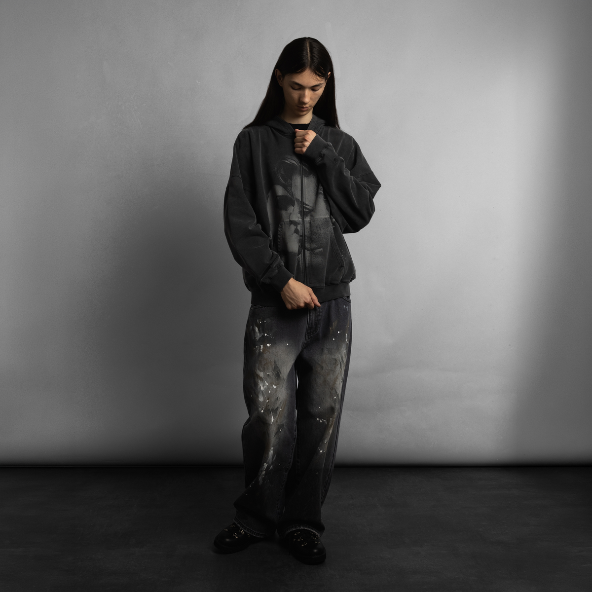 SCRT Envy Zip Hoodie in Schwarz, Model von vorne beim Schließen des Reißverschlusses