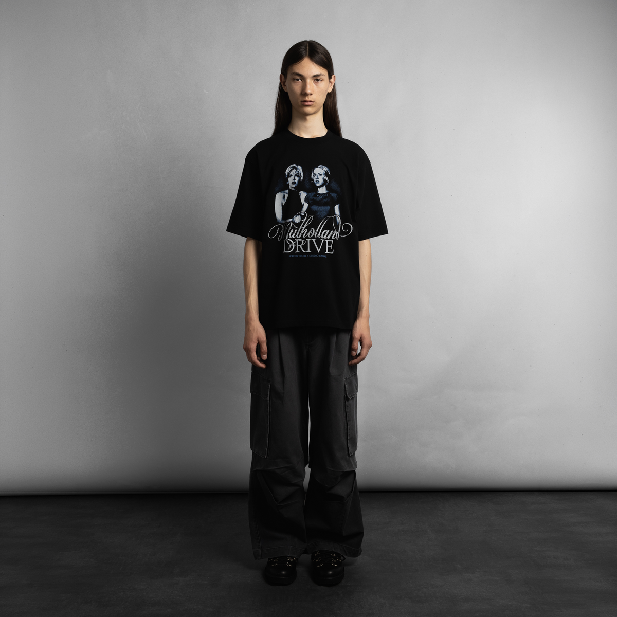 SCRT Mulholland Drive T-Shirt in Schwarz, Model von vorne