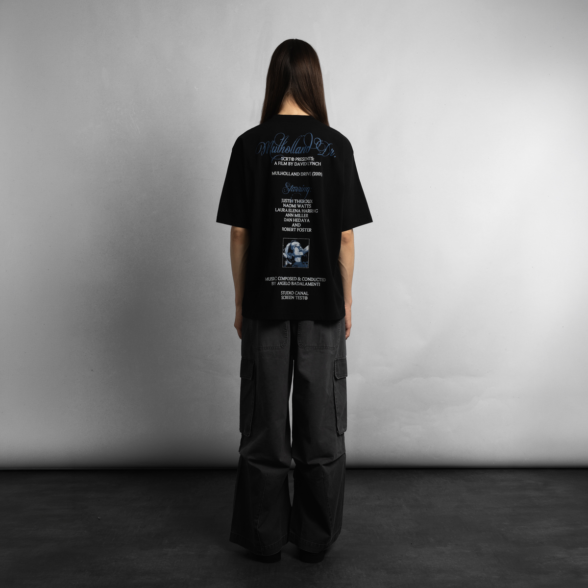 SCRT Mulholland Drive T-Shirt in Schwarz, Model von hinten