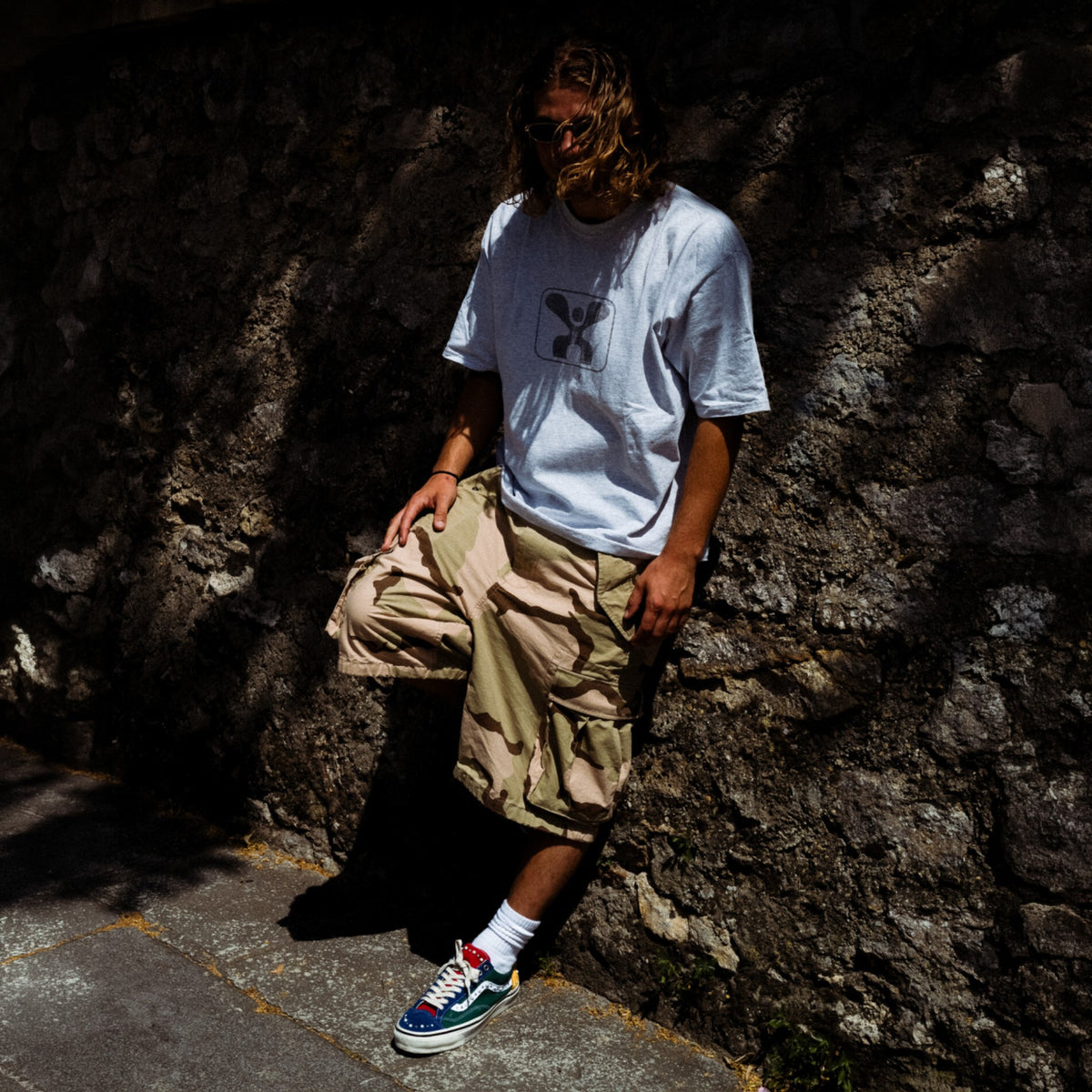 Vans LX Old Skool 36 in Grün Blau, Model trägt die Schuhe vor Felswand