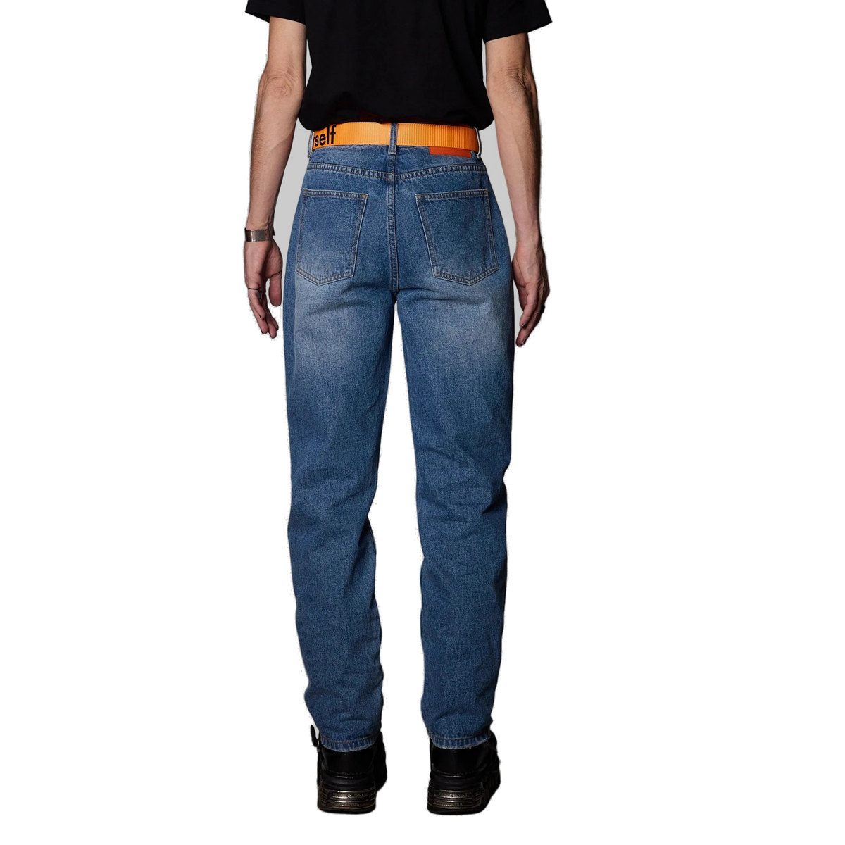 BeWider Straight Denim in Denim Blau, Model von hinten