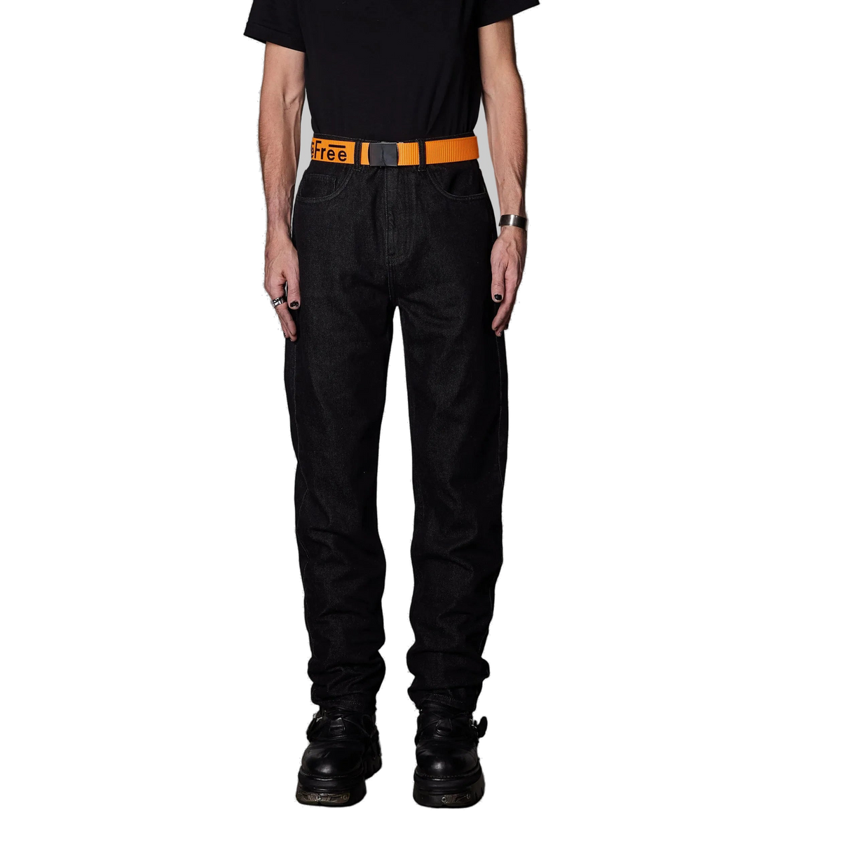 BeWider Straight Denim in Washed Schwarz, Model von vorne