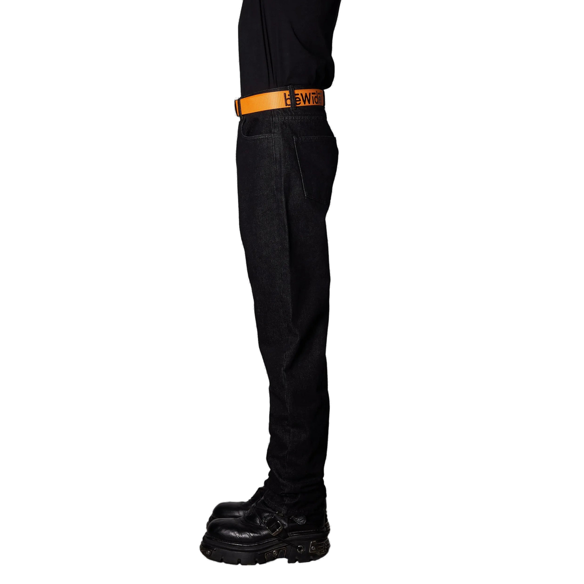 BeWider Straight Denim in Washed Schwarz, Model seitlich