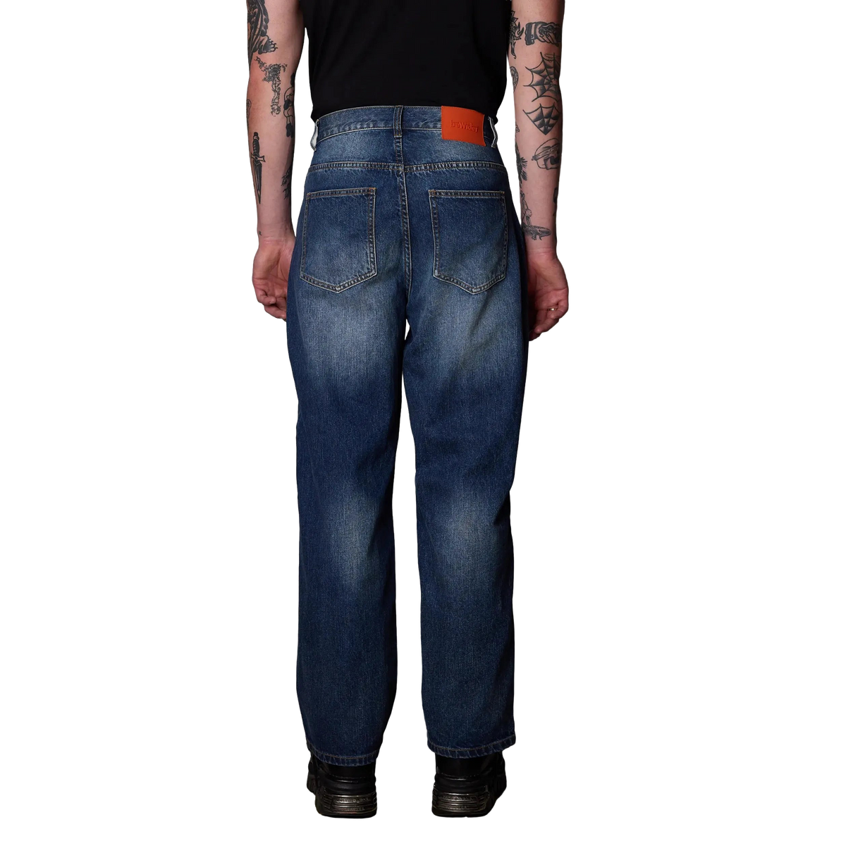 BeWider Super Loose Baggy Denim in Blau, Model von hinten