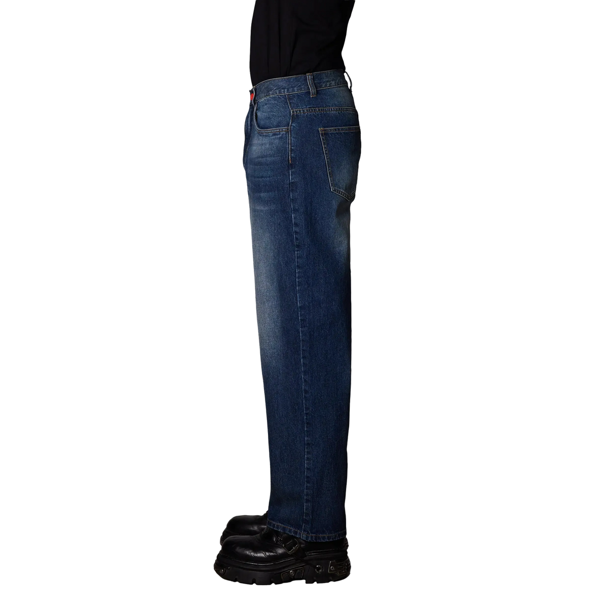 BeWider Super Loose Baggy Denim in Blau, Model seitlich