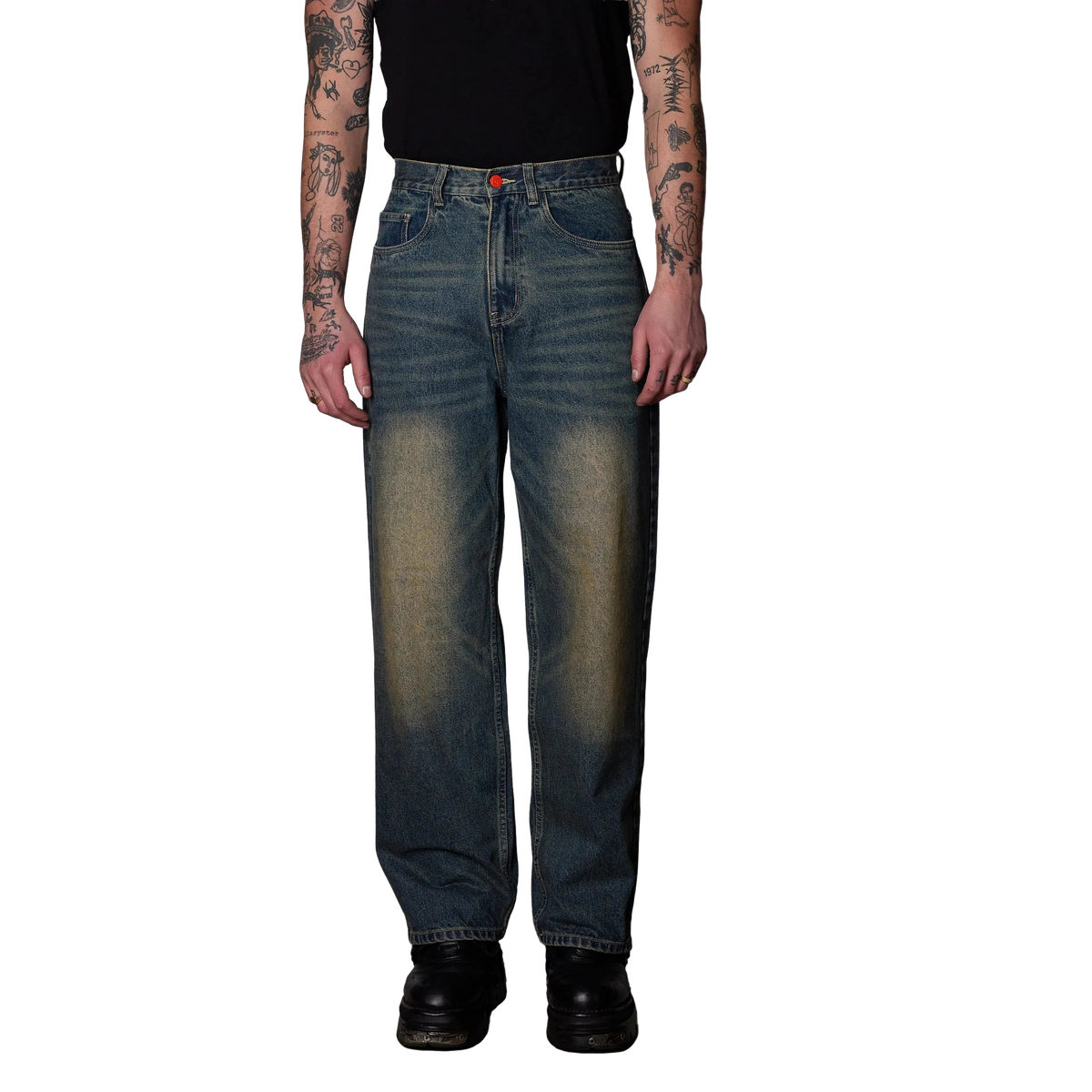 BeWider Super Loose Baggy Denim in Sand Blue, Model von vorne