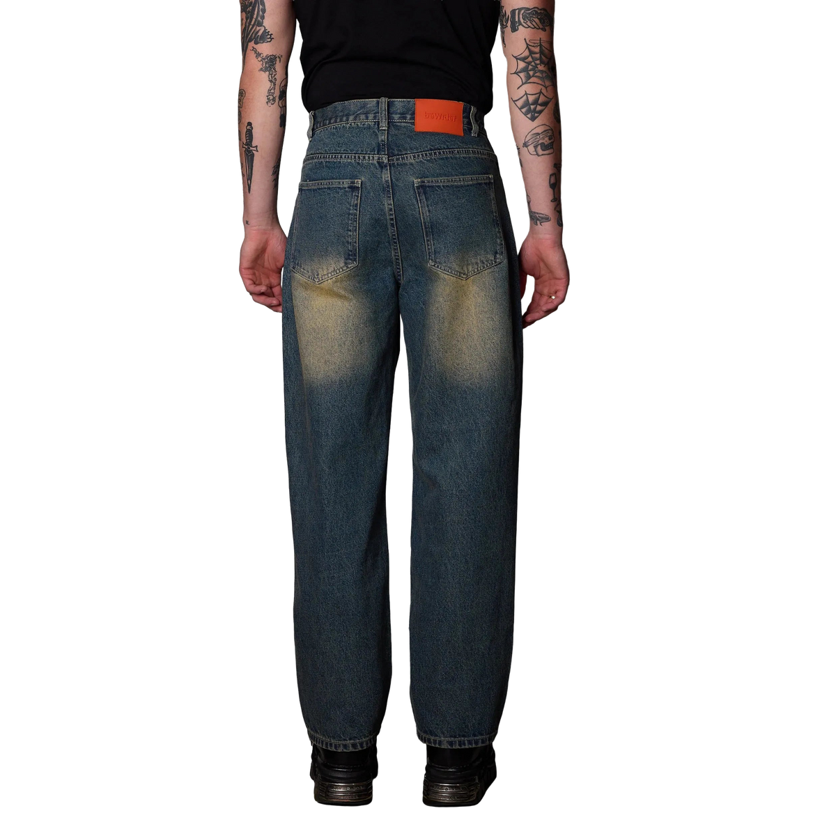 BeWider Super Loose Baggy Denim in Sand Blue, Model von hinten
