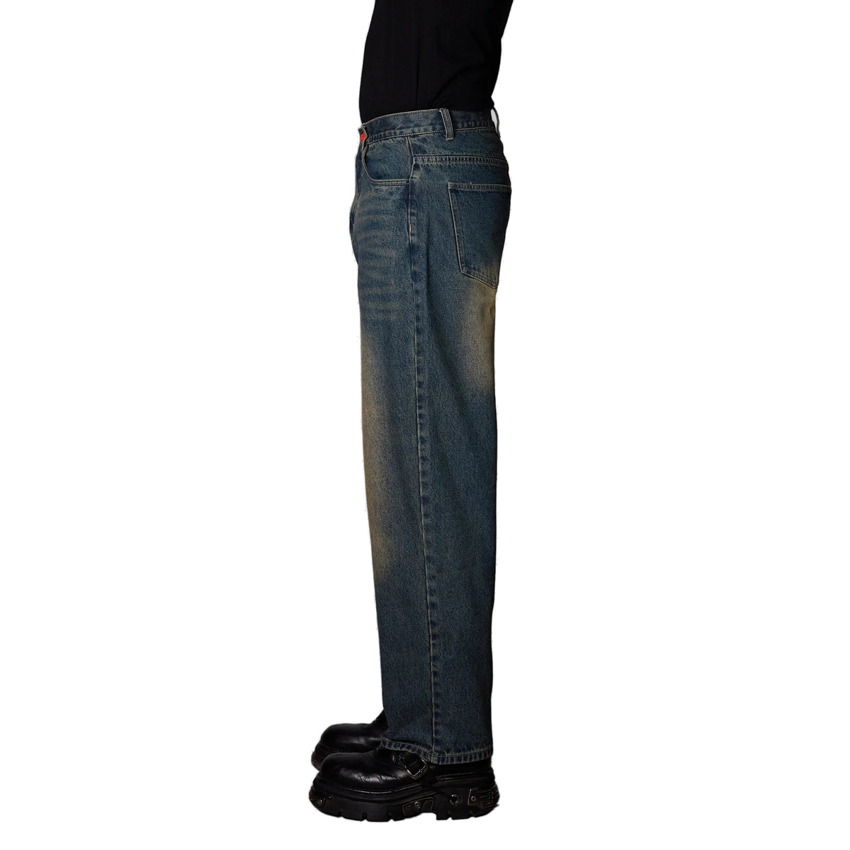 BeWider Super Loose Baggy Denim in Sand Blue, Model seitlich