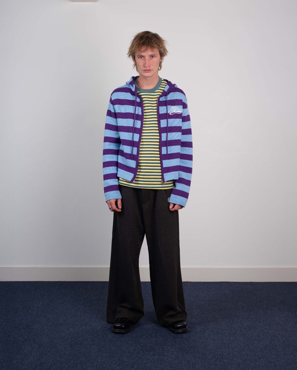 La Fam Striped Knit Zip Up Hoodie in Babyblau Lila, Model von vorne