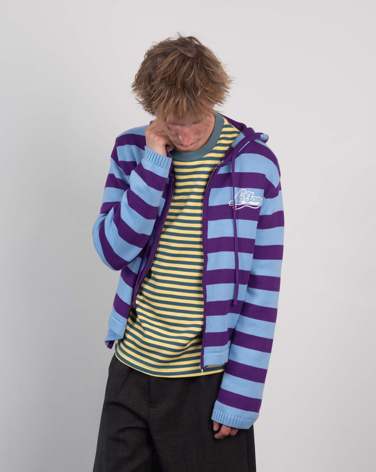 La Fam Striped Knit Zip Up Hoodie in Babyblau Lila, Model leicht gedreht