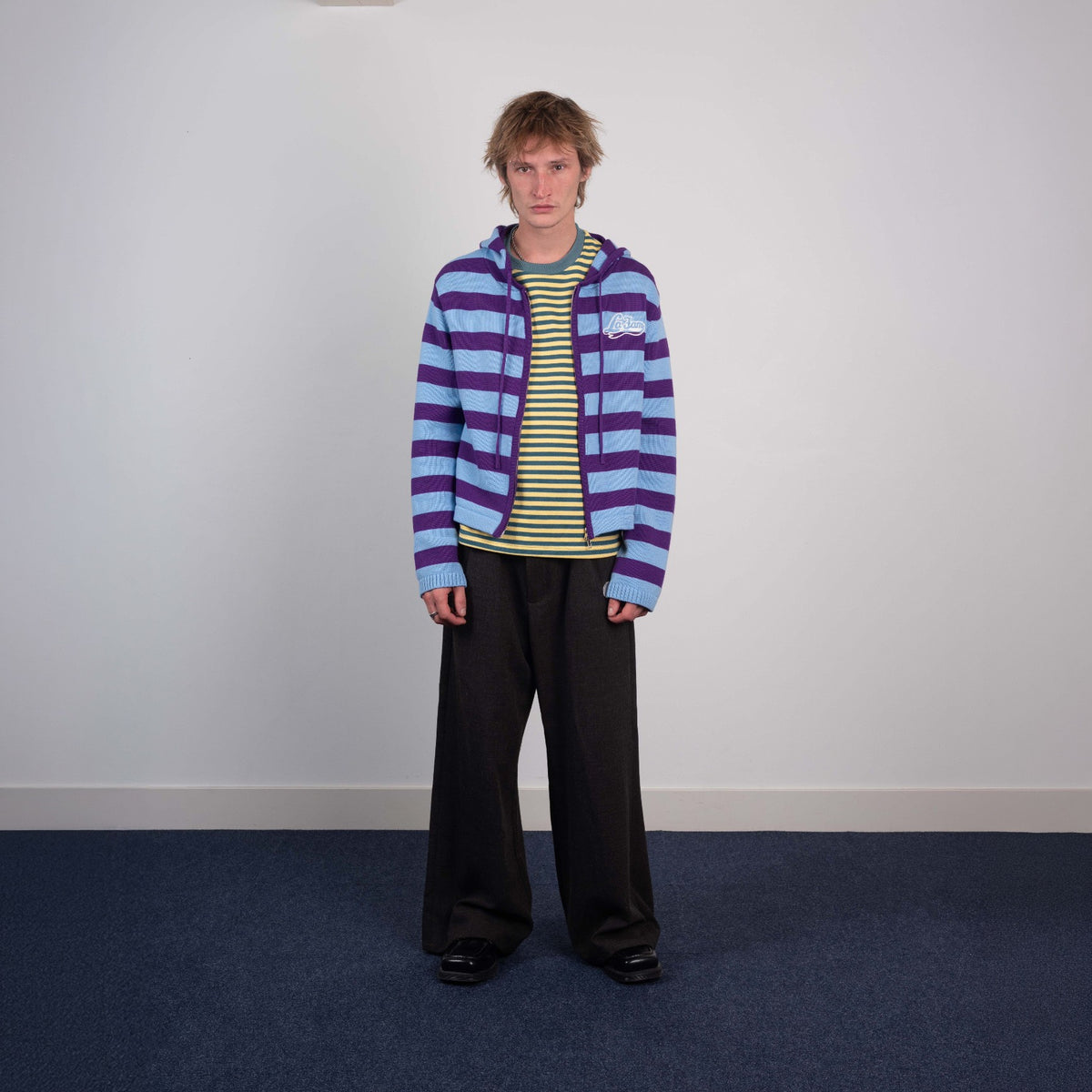 La Fam Striped Knit Zip Up Hoodie in Babyblau Lila, Model von vorne