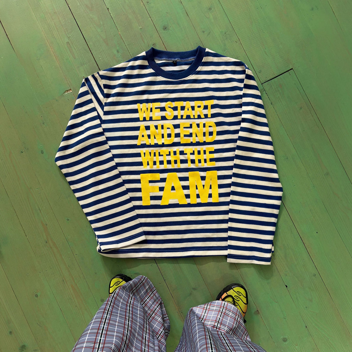La Fam Striped Longsleeve in Navy Weiß, liegend von vorne