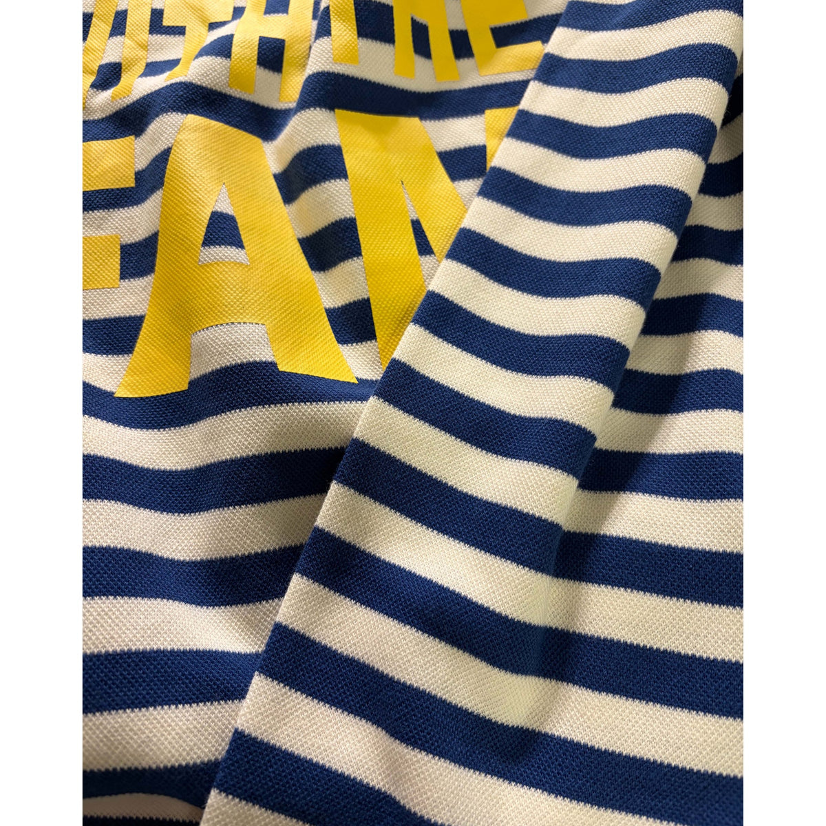 La Fam Striped Longsleeve in Navy Weiß, Detail von Streifen und gelbem Print
