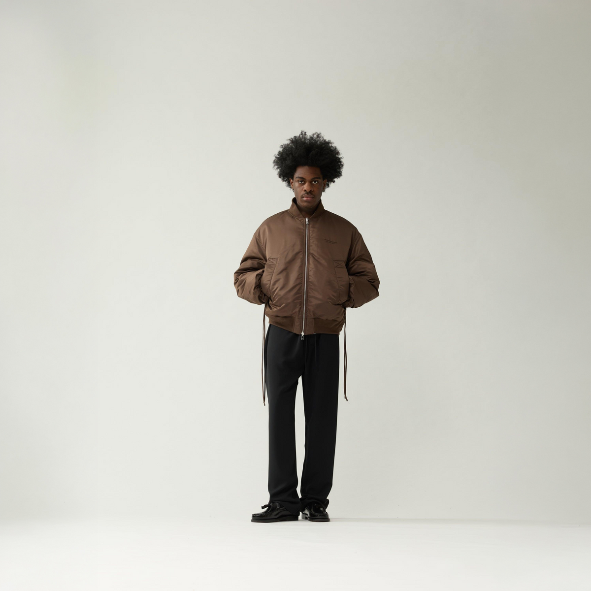 New Amsterdam Reversible Bomber Jacke in Braun, Model von vorne